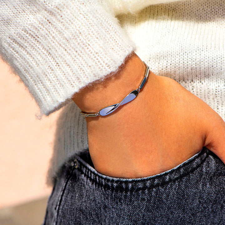 "'Life has its bends and turns' Twist Bracelet featuring symbolic ornament and motivational card, crafted from copper with plating techniques."