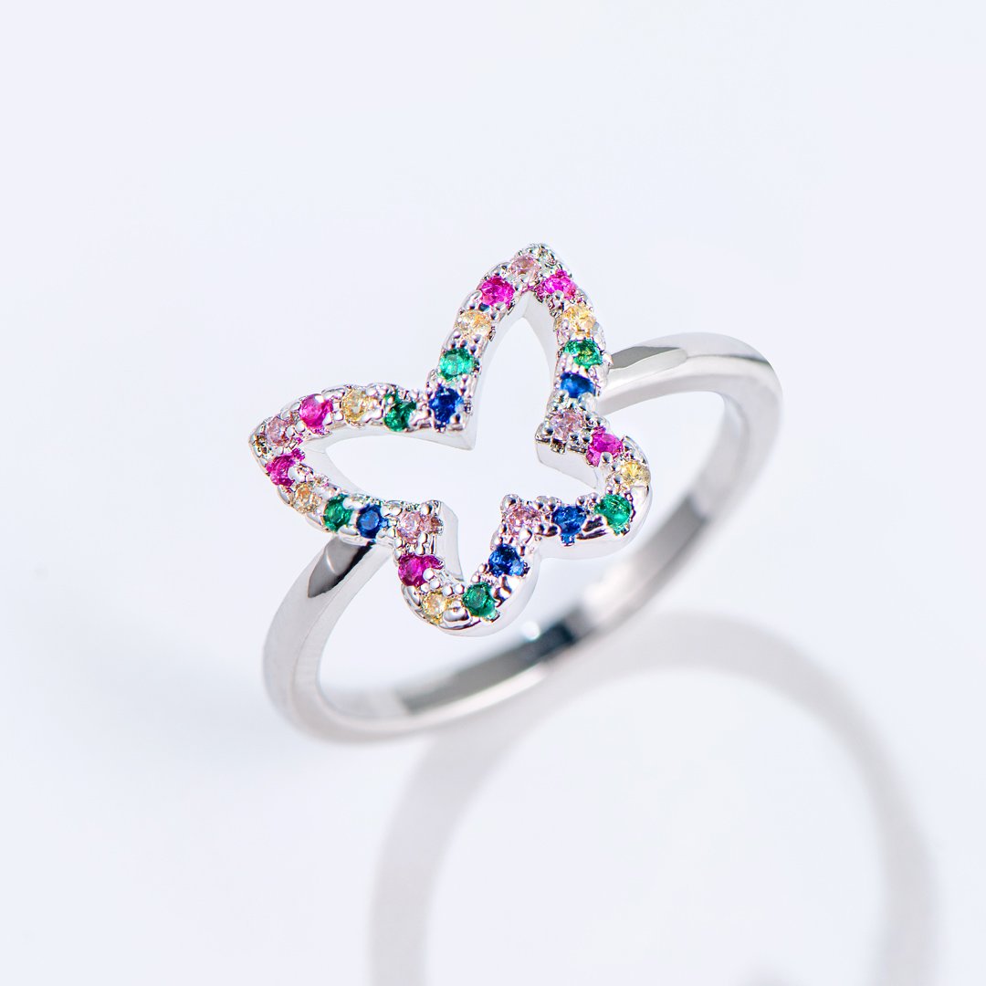 "Elle vole de ses propres ailes. Que ces mots lui rappellent, qu'elle a tout ce qu'il faut. Etre vrai, ¨ºtre elle-m¨ºme, ¨ºtre courageuse. C'est ?a, la vraie ind¨¦pendance." anneau