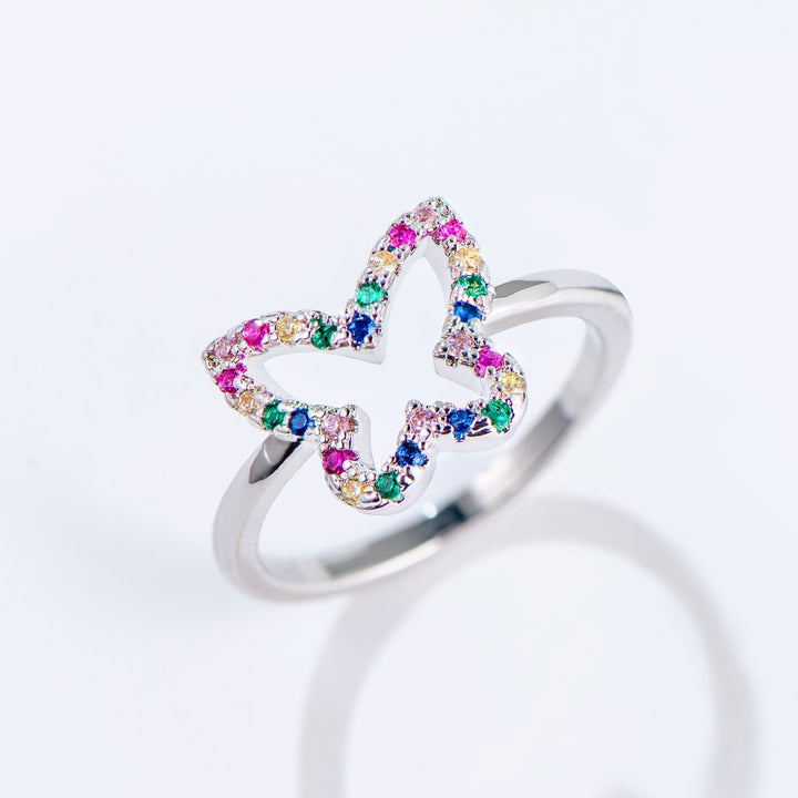 "Elle vole de ses propres ailes. Que ces mots lui rappellent, qu'elle a tout ce qu'il faut. Etre vrai, ¨ºtre elle-m¨ºme, ¨ºtre courageuse. C'est ?a, la vraie ind¨¦pendance." anneau